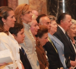 Sus Altezas Reales las Infantas Doña Elena y Doña Cristina, las Infantas Doña Pilar y Doña Margarita y el Duque de Soria, Carlos Zurita durante la mis